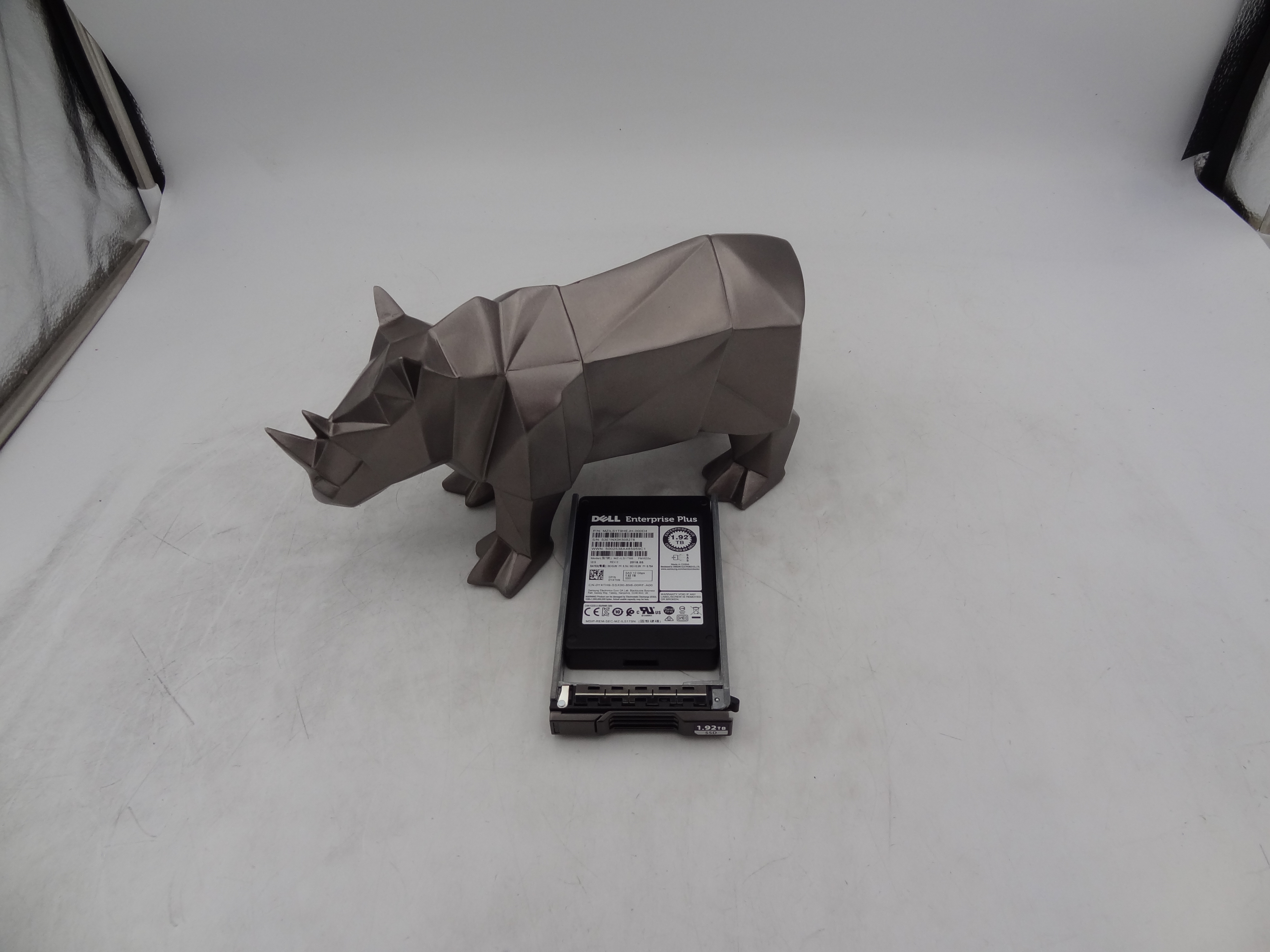 DELL Y4TH9-CML Dell Compellent 1.92TB SAS 12Gbps Read Intensive 2.5